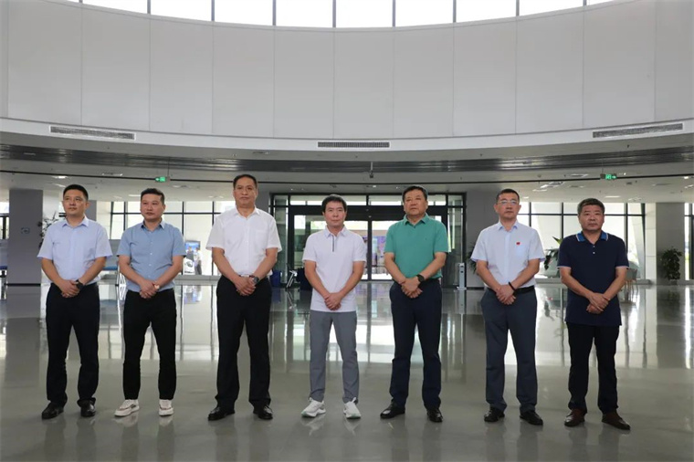ng娱乐陪同舒华体育来滨考察体育产业发展情况